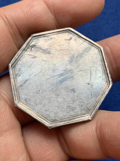 《竞宝斋》第485场 周日，周一，周二 3场连拍 （全场包邮）20级店铺 欢迎送拍 法国太阳保险公司八角银质代币，背面留白，24.84g，36.2mm，蜜蜂边铭