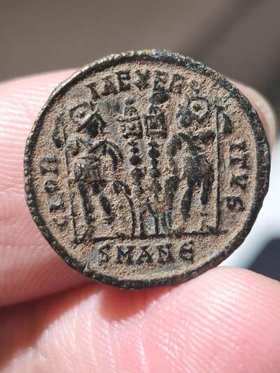 星盘世界钱币 5.2年度精品币大拍 一周年抽奖活动 美品！罗马帝国君士坦丁戎装富力小铜币，士兵护卫军旗，这种沙漠坑皮壳非常受欢迎，底板非常不错