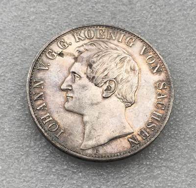 世界钱币专场拍卖 每周二开拍 1857年德国萨克森约翰五世大窗帘版2泰勒大银币 37克 背面有焊点