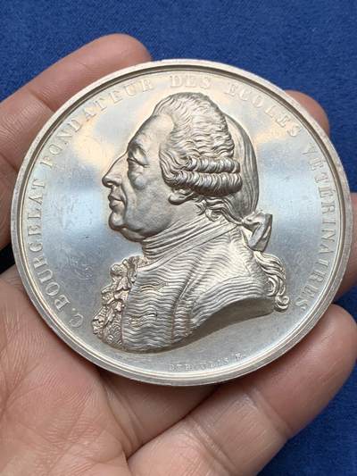 《竞宝斋》第485场 周日，周一，周二 3场连拍 （全场包邮）20级店铺 欢迎送拍 法国里昂兽医学院银章，创始人克劳德·布尔热拉头像，高浮雕，111.9g，63mm，丰饶角边铭