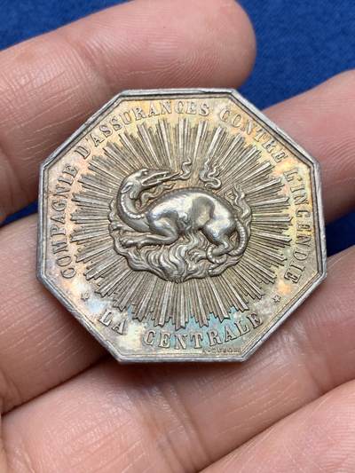 《竞宝斋》第485场 周日，周一，周二 3场连拍 （全场包邮）20级店铺 欢迎送拍 法国中央保险公司八角银质jeton，19.57g，34.1mm，蜜蜂边铭