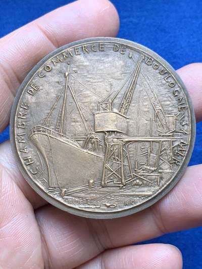 《竞宝斋》第485场 周日，周一，周二 3场连拍 （全场包邮）20级店铺 欢迎送拍 法国布洛涅工商会纪念铜章 新艺术风格，高浮雕，52.4克，51.5mm