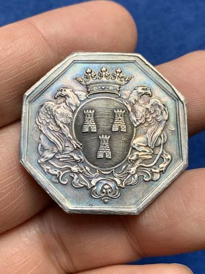 《竞宝斋》第485场 周日，周一，周二 3场连拍 （全场包邮）20级店铺 欢迎送拍 - 法国蓬巴杜伯爵夫人家族双狮鹫纹章八角银质代币，17.22g，32.9mm，丰饶角边铭