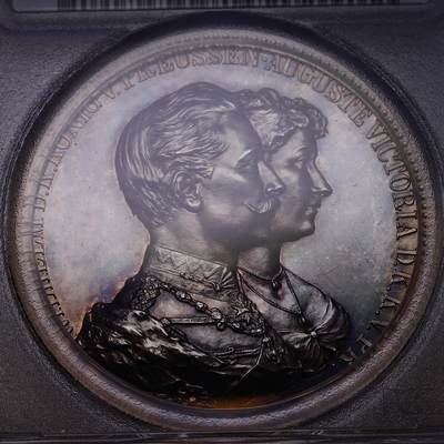 观钱 近现代机制币拍卖No.010（全场顺丰包邮，不区分偏远地区，本场5月5日开始发货）  (1888-1918) 普鲁士威廉二世与奥古斯塔・维多利亚皇室纪念银章，PCGS SP62 镜面底板带五彩，42mm大型纪念银章标准尺寸，高浮雕设计，约 50.5g，PCGS加厚盒