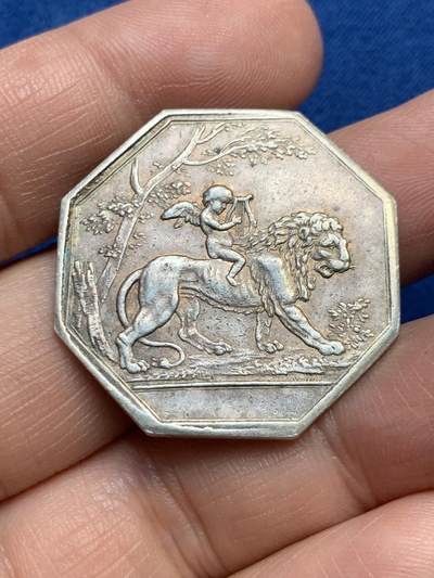 《竞宝斋》第485场 周日，周一，周二 3场连拍 （全场包邮）20级店铺 欢迎送拍 - 法国八角银质代币，爱情与婚姻信物，丘比特骑着狮子，“爱能战胜一切”，12.88g，32.1mm，早期无边铭，铸造风格像路易十六时期