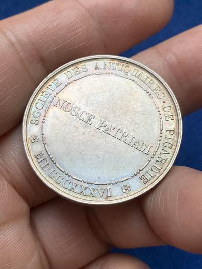 《竞宝斋》第485场 周日，周一，周二 3场连拍 （全场包邮）20级店铺 欢迎送拍 法国皮卡第考古协会纪念银章 15.9克 33mm 手指银标