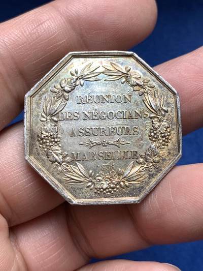 《竞宝斋》第485场 周日，周一，周二 3场连拍 （全场包邮）20级店铺 欢迎送拍 法国马赛保险商会议八角银质代币，19.95g，33.6mm，油灯边铭