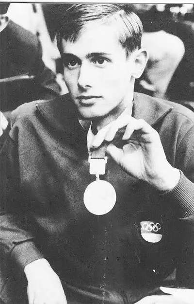 南水社第5次拍卖  1977年卡尔-马克思城国际马拉松赛马拉松冠军瓦尔德马尔·西尔平斯基官方纪念锦旗，带两届奥运冠军本人及传奇游泳名将罗兰·马特斯、功勋教练塔德乌什·佩卡拉亲笔签名，为1977年卡尔-马克思城国际马拉松赛官方纪念品