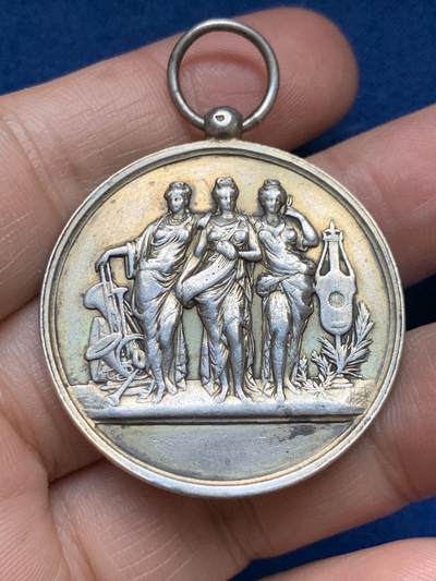 《竞宝斋》第485场 周日，周一，周二 3场连拍 （全场包邮）20级店铺 欢迎送拍 法国三女神音乐节纪念银章 16.6克 36.6mm