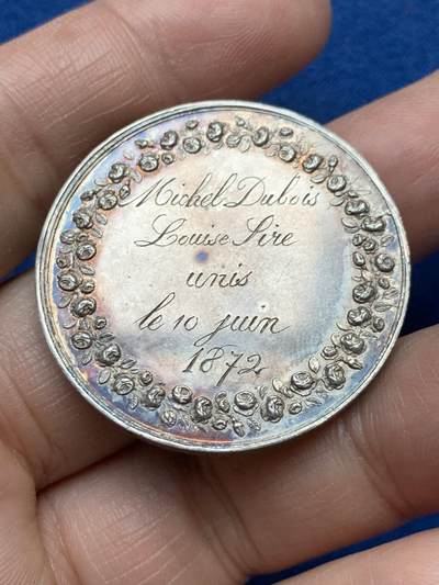 《竞宝斋》第485场 周日，周一，周二 3场连拍 （全场包邮）20级店铺 欢迎送拍 法国1872年结婚纪念银章，21.9g，36mm，船首银标。