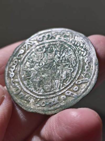 星盘世界钱币 5.2年度精品币大拍 一周年抽奖活动 丝路名品！桑丹（Sandan），乌浒河之主，约公元690–730年德拉克马银币 正面：桑丹身着萨珊风格衣饰，半身像朝右，头戴精美翼形王冠，冠饰带双珠新月纹，顶部饰狮首