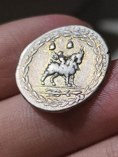 星盘世界钱币 5.2年度精品币大拍 一周年抽奖活动 极美品！罗马共和国小爱神银币 古币精品罗马共和国丘比特第纳尔银币，公元前85年铸造，打制清晰完美，正面阿波罗背面是小爱神骑羊，非常可爱的一枚，这个品种的难度在于头发丝的保存和人脸艺术性，这一枚的艺术性还不错，在罗共里面算很上乘的了