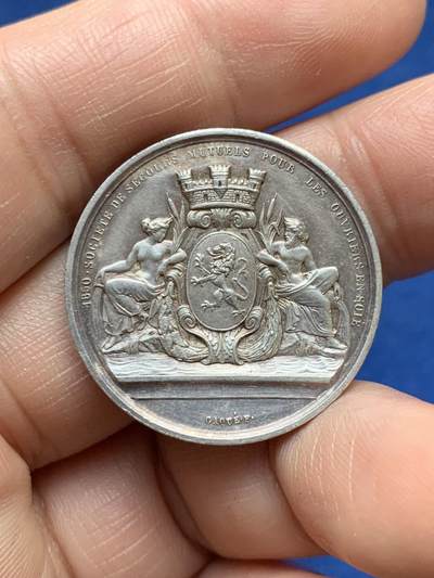 《竞宝斋》第485场 周日，周一，周二 3场连拍 （全场包邮）20级店铺 欢迎送拍 法国里昂丝绸工人互助会银质代币，13g，28.5mm，丰饶角边铭