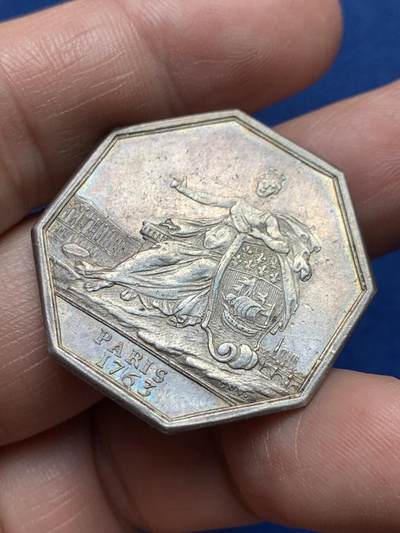 《竞宝斋》第485场 周日，周一，周二 3场连拍 （全场包邮）20级店铺 欢迎送拍 法国1763年带有巴黎教务长庞卡雷文章的八角银质代币，背后建筑罗浮宫和巴黎圣母院，13.95g，32.1mm，早期无边铭