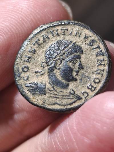 星盘世界钱币 5.2年度精品币大拍 一周年抽奖活动 美品！罗马帝国君士坦丁戎装富力小铜币，士兵护卫军旗，这种沙漠坑皮壳非常受欢迎，底板非常不错