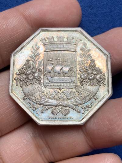 《竞宝斋》第485场 周日，周一，周二 3场连拍 （全场包邮）20级店铺 欢迎送拍 法国巴黎商会八角银质代币，19.98g，36.2mm，早期神灯边铭，代表财富的大丰饶角