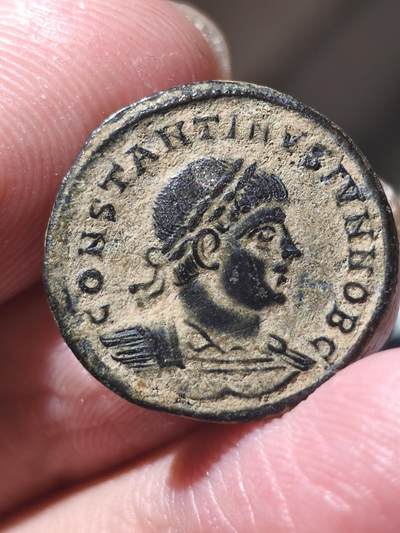 星盘世界钱币 5.2年度精品币大拍 一周年抽奖活动 美品！罗马帝国君士坦丁戎装富力小铜币，士兵护卫军旗，这种沙漠坑皮壳非常受欢迎，底板非常不错