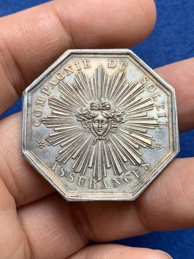 《竞宝斋》第485场 周日，周一，周二 3场连拍 （全场包邮）20级店铺 欢迎送拍 法国太阳保险公司八角银质代币，背面留白，24.84g，36.2mm，蜜蜂边铭
