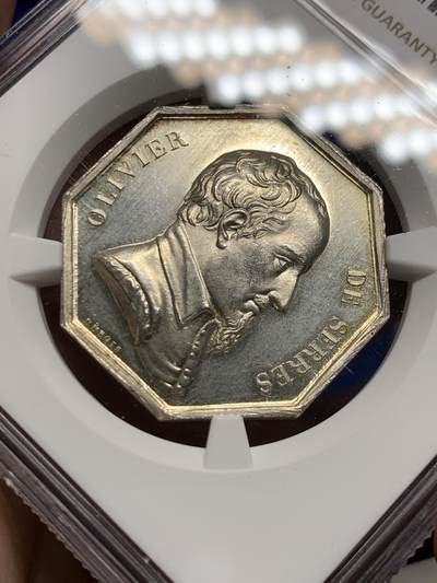 《竞宝斋》第485场 周日，周一，周二 3场连拍 （全场包邮）20级店铺 欢迎送拍 NGC MS64 法国Dubois 图卢兹农业协会八角银质代币，农业科学家奥利维·塞雷斯头像