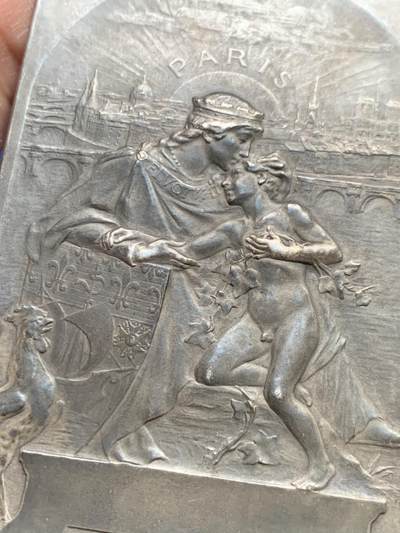 《竞宝斋》第485场 周日，周一，周二 3场连拍 （全场包邮）20级店铺 欢迎送拍 名家名作bottee 1900年法国《巴黎的巴黎人》镀银铜章  MAIRE章牌目录136号作品，正面左上方与背面右中下方 双签名  定制款 稀有 95.5克 48.5*70.2mm 丰饶角铜标