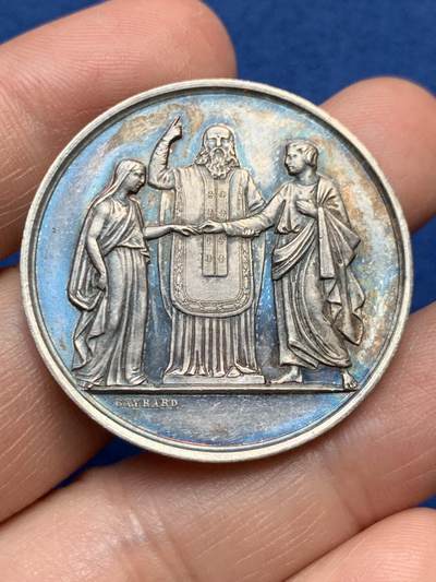 《竞宝斋》第485场 周日，周一，周二 3场连拍 （全场包邮）20级店铺 欢迎送拍 法国1853年结婚纪念银章，22.35g，36.4mm，手指银标，品相不错。