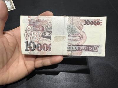 《外钞收藏家》第六百三十一期（五一假期场）（长期征集拍品、欢迎藏友们联系合作） 巴西1万里拉 AA冠 标准100连号 基本全新 部分边角不绝 品相如图