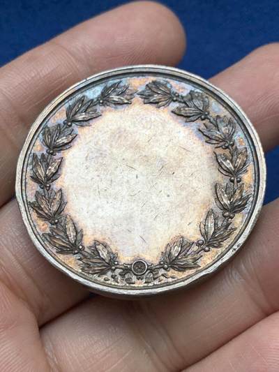 《竞宝斋》第485场 周日，周一，周二 3场连拍 （全场包邮）20级店铺 欢迎送拍 法国结婚纪念银章，38.25g，40.7mm，手指边铭，边有轻磕