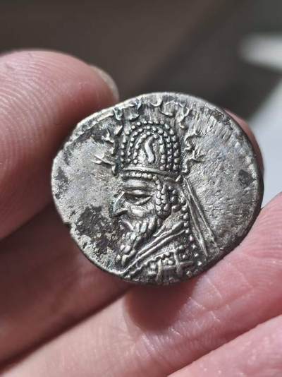 星盘世界钱币 5.2年度精品币大拍 一周年抽奖活动 美品！安息帝国（帕提亚） 长寿王 希纳特鲁斯 一德拉克马银币 公元前75-69年。 帕提亚“黑暗时期”的关键人物。此人在米特拉达梯2世死后，在斯基泰人的帮助下，于80岁的高龄得到皇位，因此钱币上也标识了斯基泰人的鹿角。