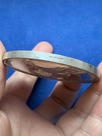 《竞宝斋》第485场 周日，周一，周二 3场连拍 （全场包邮）20级店铺 欢迎送拍 法国里昂兽医学院银章，创始人克劳德·布尔热拉头像，高浮雕，111.9g，63mm，丰饶角边铭