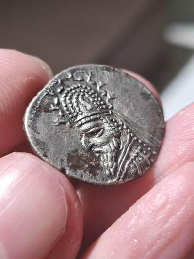 星盘世界钱币 5.2年度精品币大拍 一周年抽奖活动 美品！安息帝国（帕提亚） 长寿王 希纳特鲁斯 一德拉克马银币 公元前75-69年。 帕提亚“黑暗时期”的关键人物。此人在米特拉达梯2世死后，在斯基泰人的帮助下，于80岁的高龄得到皇位，因此钱币上也标识了斯基泰人的鹿角。