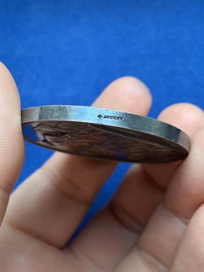 《竞宝斋》第485场 周日，周一，周二 3场连拍 （全场包邮）20级店铺 欢迎送拍 法国巴黎国家商会银章，组成法国巴黎银行的四家银行之一，47.85g，44.8mm，蜜蜂边铭