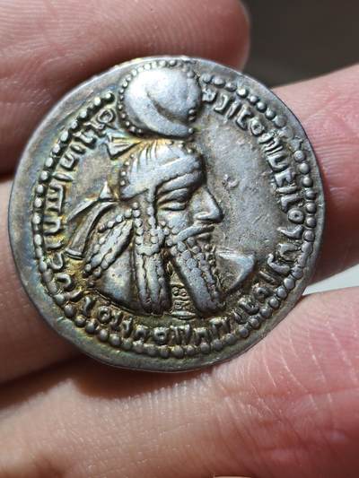 星盘世界钱币 5.2年度精品币大拍 一周年抽奖活动 极品名誉品！萨珊开国之君阿达希尔一世一德拉克马银币（球冠版），这一枚是萨珊银币收藏中非常重要的品种，而且品相非常漂亮，全深打铭文清晰完美