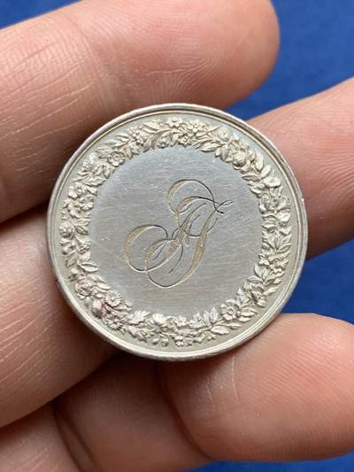 《竞宝斋》第485场 周日，周一，周二 3场连拍 （全场包邮）20级店铺 欢迎送拍 法国婚姻与爱情纪念银章，9.95g，27.3mm，手指边铭