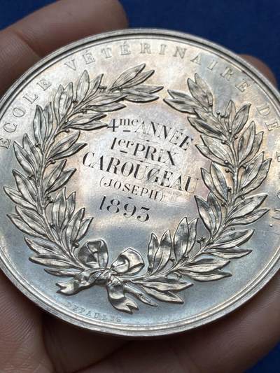 《竞宝斋》第485场 周日，周一，周二 3场连拍 （全场包邮）20级店铺 欢迎送拍 法国里昂兽医学院银章，创始人克劳德·布尔热拉头像，高浮雕，111.9g，63mm，丰饶角边铭
