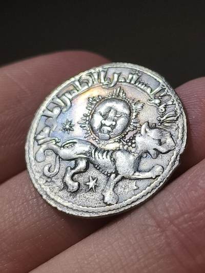 星盘世界钱币 5.2年度精品币大拍 一周年抽奖活动 精品！罗姆苏丹国，凯霍斯鲁二世太阳狮子银币，晚期铸币，科尼亚造币厂打制。未流通品相，太阳脸、狮子、文字保存清晰，好品难得，无论是收藏还是投资都是非常有潜力的。