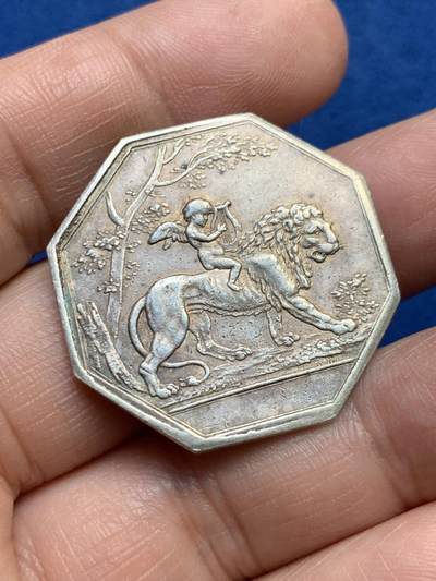 《竞宝斋》第485场 周日，周一，周二 3场连拍 （全场包邮）20级店铺 欢迎送拍 法国八角银质代币，爱情与婚姻信物，丘比特骑着狮子，“爱能战胜一切”，12.88g，32.1mm，早期无边铭，铸造风格像路易十六时期