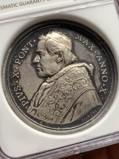 《竞宝斋》第485场 周日，周一，周二 3场连拍 （全场包邮）20级店铺 欢迎送拍 NGC MS62 梵蒂冈1913年教皇庇护十一世“卡拉布里亚神学院”纪念银章，背面拉丁语“ALVMNOS ECCLESIAE CALABRIAE INSTITUENDIS”，译为“为培养卡拉布里亚教会的神职人员