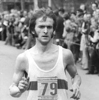 南水社第5次拍卖  1977年卡尔-马克思城国际马拉松赛马拉松冠军瓦尔德马尔·西尔平斯基官方纪念锦旗，带两届奥运冠军本人及传奇游泳名将罗兰·马特斯、功勋教练塔德乌什·佩卡拉亲笔签名，为1977年卡尔-马克思城国际马拉松赛官方纪念品