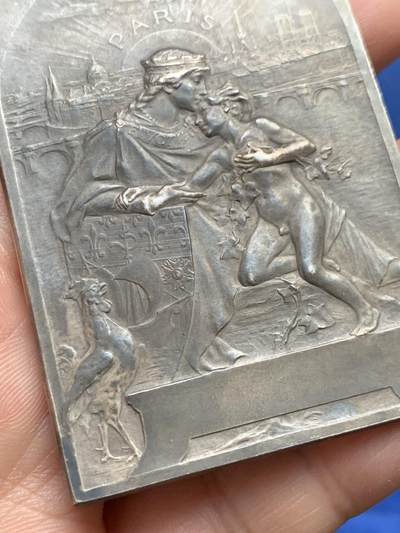 《竞宝斋》第485场 周日，周一，周二 3场连拍 （全场包邮）20级店铺 欢迎送拍 名家名作bottee 1900年法国《巴黎的巴黎人》镀银铜章  MAIRE章牌目录136号作品，正面左上方与背面右中下方 双签名  定制款 稀有 95.5克 48.5*70.2mm 丰饶角铜标