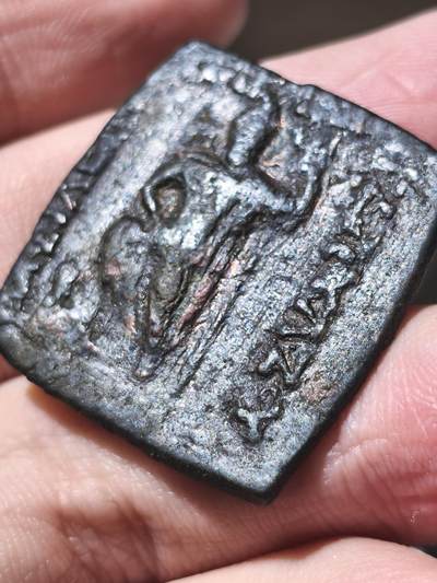 星盘世界钱币 5.2年度精品币大拍 一周年抽奖活动 极其稀有！印度-斯基泰王国 阿泽斯铜方，约公元前58 - 12年 铜币正面：希腊文铭文 ΒΑΣΙΛΕΩΣ ΒΑ/ΣΙΛΕΩΝ ΜΕ/ΓΑΛΟΥ / ΑΖΟΥ,，海神波塞冬正面站立，右手持三叉戟 背面药叉女神