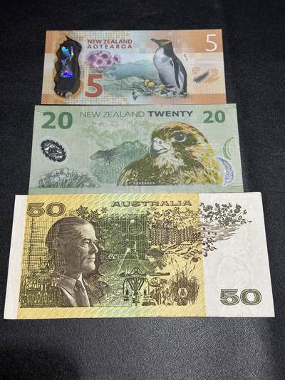 《外钞收藏家》第六百三十一期（五一假期场）（长期征集拍品、欢迎藏友们联系合作） 2015年新西兰5元全新+女王02年20元、澳大利亚50元非全新 一起