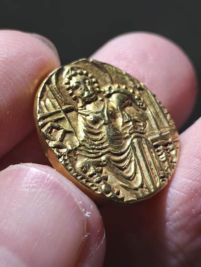 星盘世界钱币 5.2年度精品币大拍 一周年抽奖活动 典藏精品!贵霜帝国 · 夏迦（Shaka，约公元325–345年）金币第纳尔 品相：未流通（MS）采用简化贵霜币制，铸地不详。 正面：巴克特里亚文铭文模糊不清