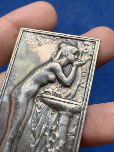 《竞宝斋》第485场 周日，周一，周二 3场连拍 （全场包邮）20级店铺 欢迎送拍 法国《泉》艺术银章，名家D.Dupuis作品，54.45g，66.3×36mm，丰饶角银标，名家经典。