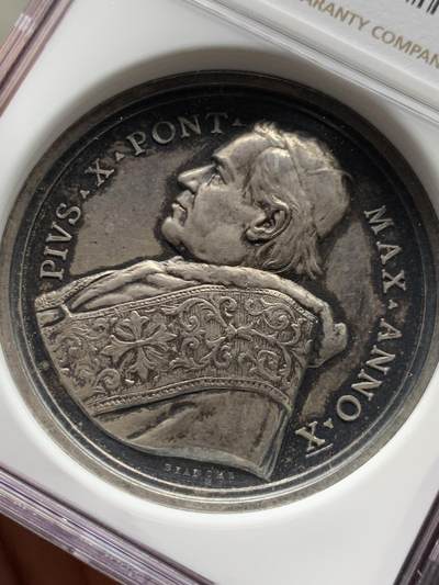 《竞宝斋》第485场 周日，周一，周二 3场连拍 （全场包邮）20级店铺 欢迎送拍 NGC MS62 梵蒂冈1913年教皇庇护十一世“卡拉布里亚神学院”纪念银章，背面拉丁语“ALVMNOS ECCLESIAE CALABRIAE INSTITUENDIS”，译为“为培养卡拉布里亚教会的神职人员