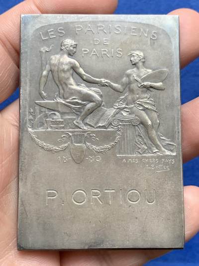 《竞宝斋》第485场 周日，周一，周二 3场连拍 （全场包邮）20级店铺 欢迎送拍 名家名作bottee 1900年法国《巴黎的巴黎人》镀银铜章  MAIRE章牌目录136号作品，正面左上方与背面右中下方 双签名  定制款 稀有 95.5克 48.5*70.2mm 丰饶角铜标