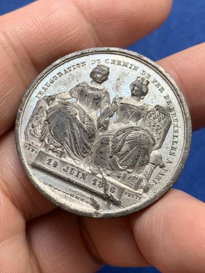 《竞宝斋》第485场 周日，周一，周二 3场连拍 （全场包邮）20级店铺 欢迎送拍 比利时布鲁塞尔-法国巴黎铁路通车纪念锡章，正面是两个国家的国王利奥波德一世与路易·菲利普一世，背后的两个女神手持代表两个地区的徽章盾牌，21g，35.7mm