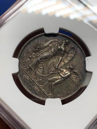 《竞宝斋》第485场 周日，周一，周二 3场连拍 （全场包邮）20级店铺 欢迎送拍 NGC MS62 法国双面神雅努斯婚姻爱情题材银质jeton，命运之神摩伊赖牵着丘比特：爱情被命运牵着，蒙住了眼睛