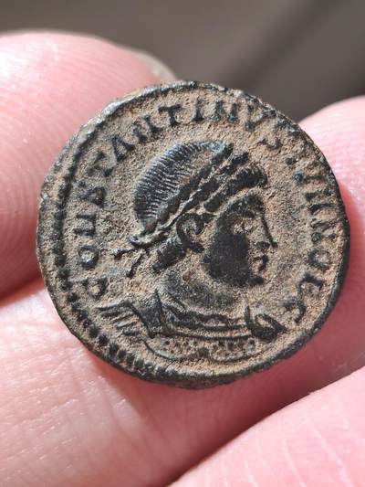 星盘世界钱币 5.2年度精品币大拍 一周年抽奖活动 美品！罗马帝国君士坦丁戎装富力小铜币，士兵护卫军旗，这种沙漠坑皮壳非常受欢迎，底板非常不错