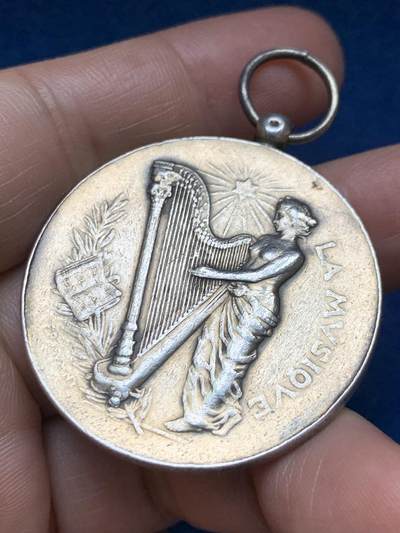 《竞宝斋》第485场 周日，周一，周二 3场连拍 （全场包邮）20级店铺 欢迎送拍 1905年法国音乐节银质纪念章 31.45克 40.2mm 菱形银标