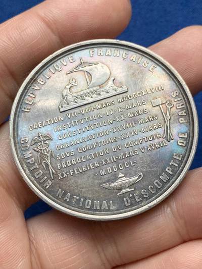 《竞宝斋》第485场 周日，周一，周二 3场连拍 （全场包邮）20级店铺 欢迎送拍 法国巴黎国家商会银章，组成法国巴黎银行的四家银行之一，47.85g，44.8mm，蜜蜂边铭